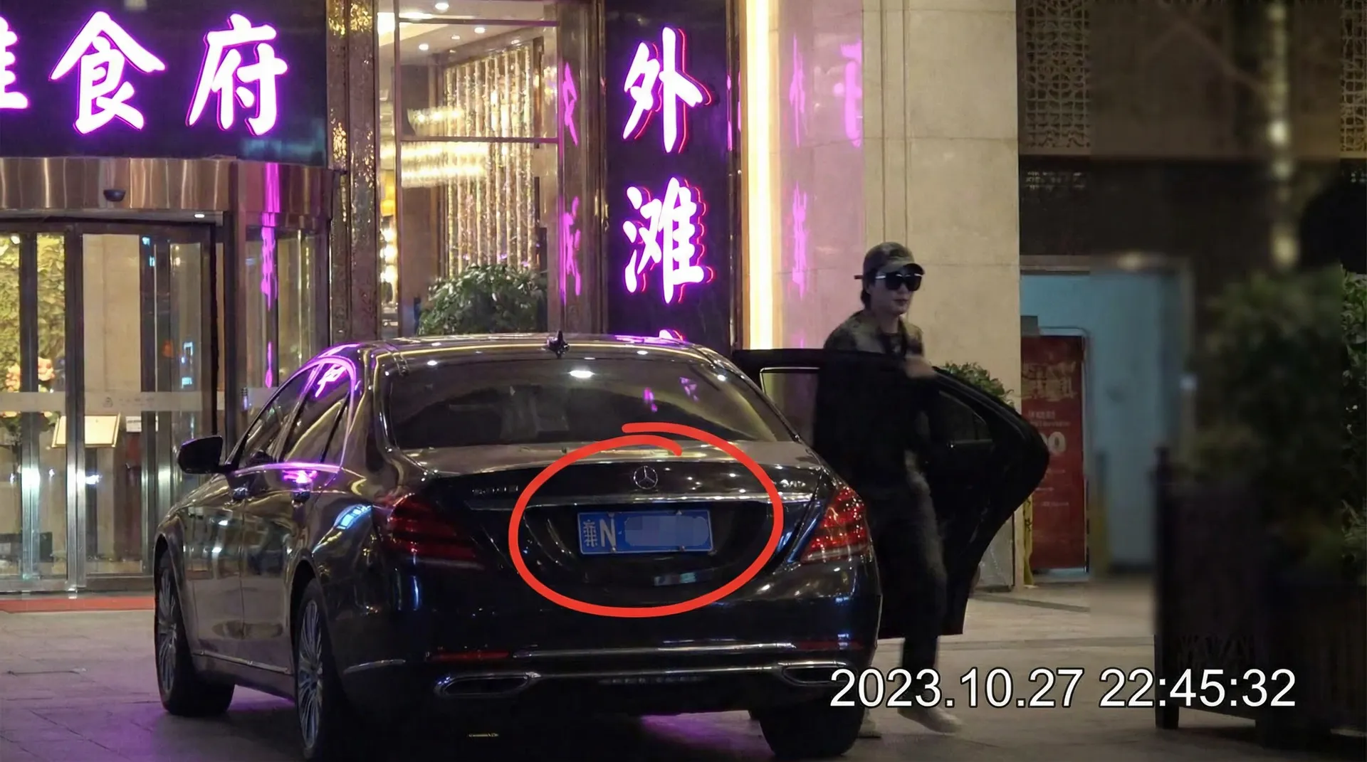 视频吃瓜官网-网络热门事件|网红事件|视频吃瓜平台 - 豪车餐厅外被拍